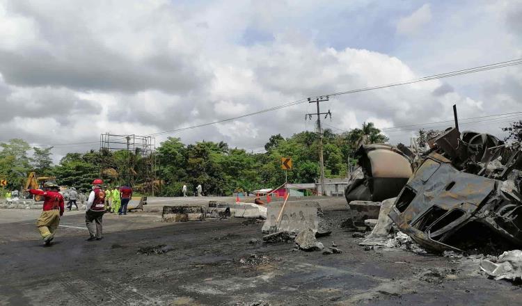 Reabren carretera Comalcalco-Paraíso, tras “volcadura mortal” de pipa