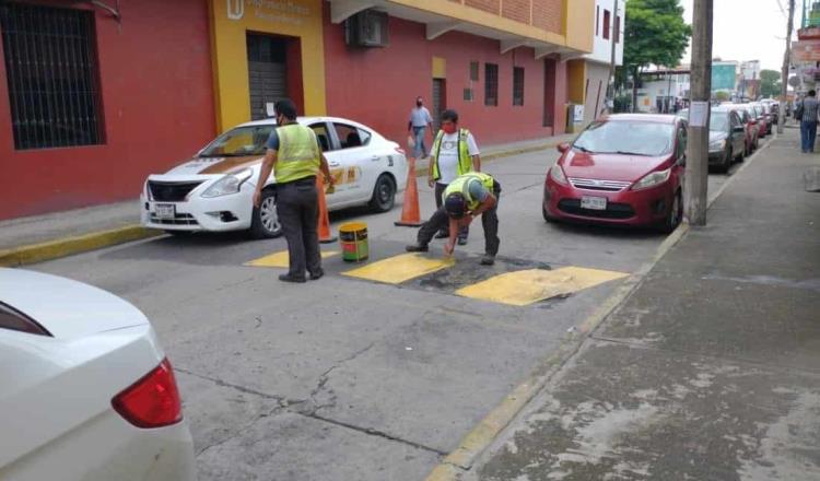 Personal de PEC realiza trabajos de señalización en el centro de Villahermosa