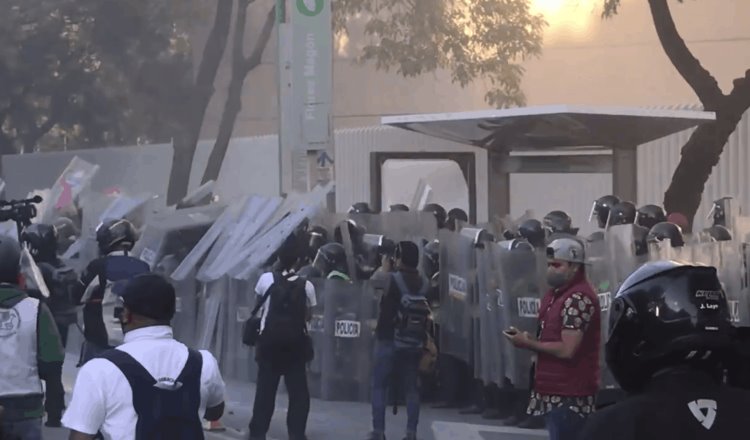 En medio de la marcha por la conmemoración de la “Matanza de Tlatelolco”, encapuchados se enfrentan a policías