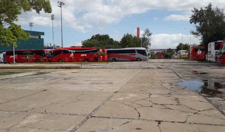 Resguardan cerca de 100 autobuses del ADO en estacionamiento de la Deportiva para evitar daños