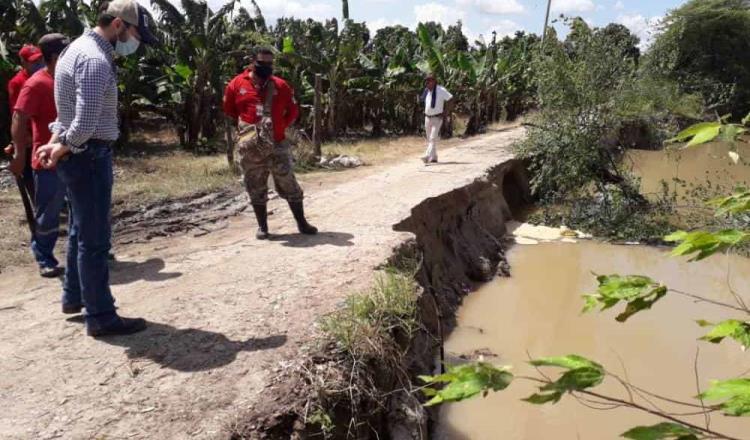 Cierra Protección Civil paso en el ejido San Pedro, Cunduacán ante erosión en carretera