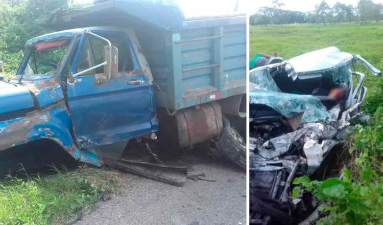 Dos muertos y tres heridos deja accidente entre volteo y auto particular en Comalcalco