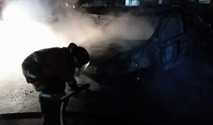Bomberos sofocan incendio de un vehículo en la Villahermosa-Frontera