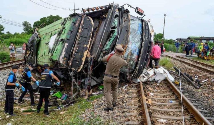 Choque entre autobús y tren deja 18 muertos y 40 heridos en Tailandia