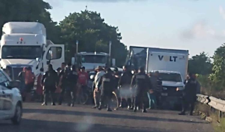 Habitantes de Huapacal bloquean carretera La Isla-Comalcalco; se quejan de no haber sido censados