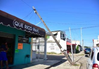 A medio caer se encuentra un poste de teléfonos en Av. Ramón Mendoza