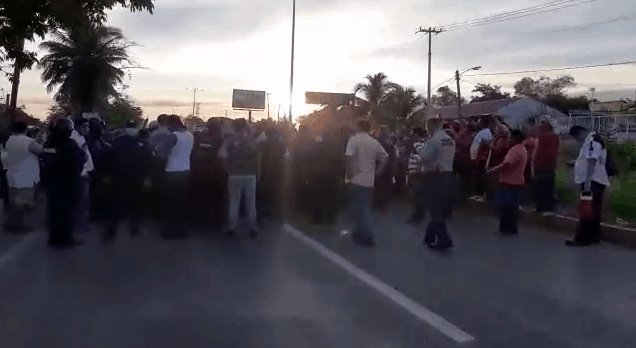 Liberan carretera a Macuspana, llegan a acuerdo con autoridades