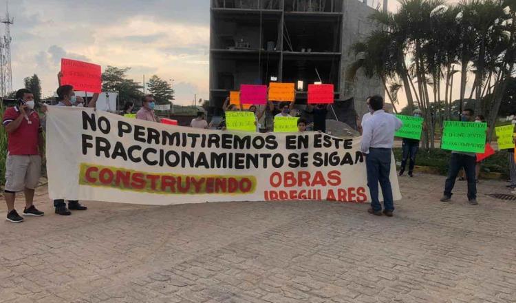 Colonos de El Country se manifiestan en contra de la construcción irregular de un edificio