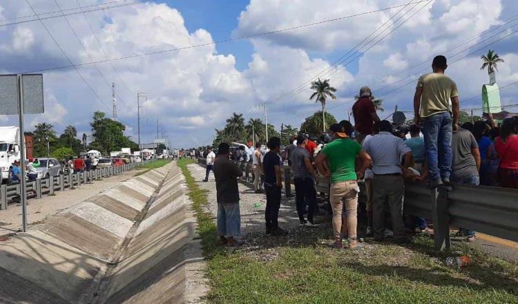 Segundo día de bloqueos en Tabasco por afectados de inundaciones; provocan caos vial
