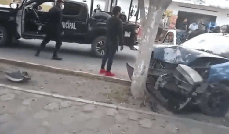 Policía de Tehuacán Puebla es captado sembrando lata de cerveza a un conductor accidentado