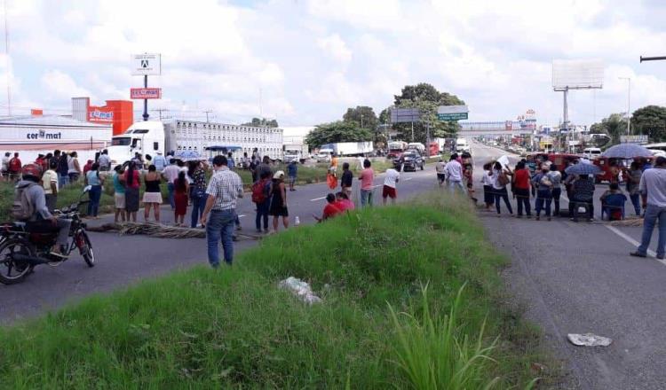Recrudecen inconformes bloqueos de caminos, calles y carreteras por tercer día en Tabasco