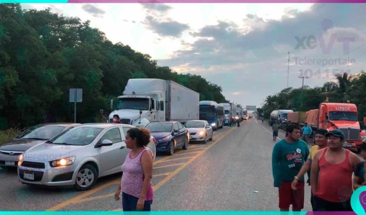 Campechanos bloquean carretera Villahermosa-Ciudad del Carmen por falta de luz