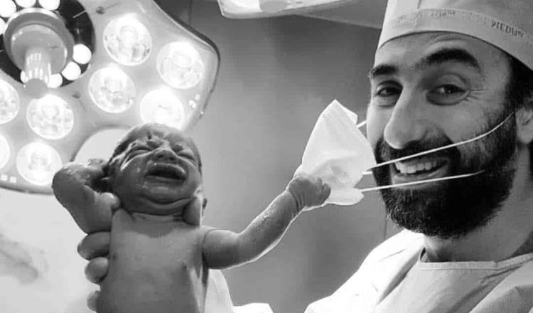 Recién nacido “quita” cubrebocas a médico en Dubái… la imagen se viraliza