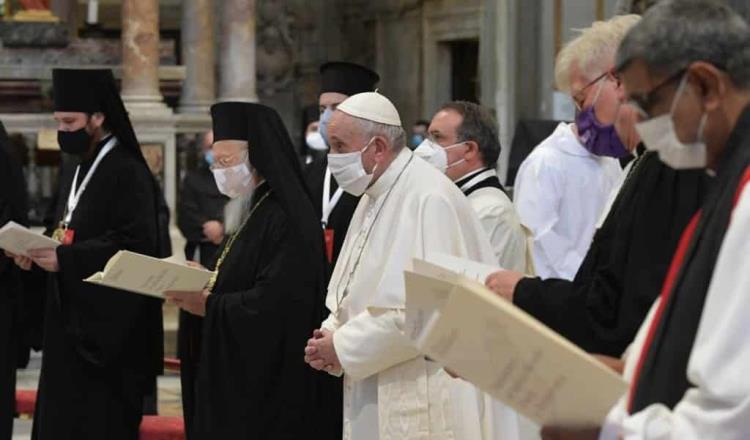 Papa Francisco usa por primera vez cubrebocas… en evento público interreligioso