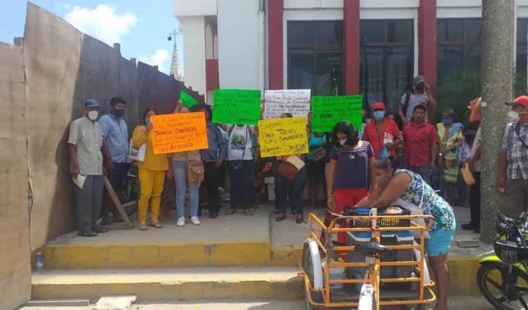 Pobladores de Nacajuca ocupan inmediaciones del ayuntamiento; acusan a alcaldesa de interferir en censo de Bienestar