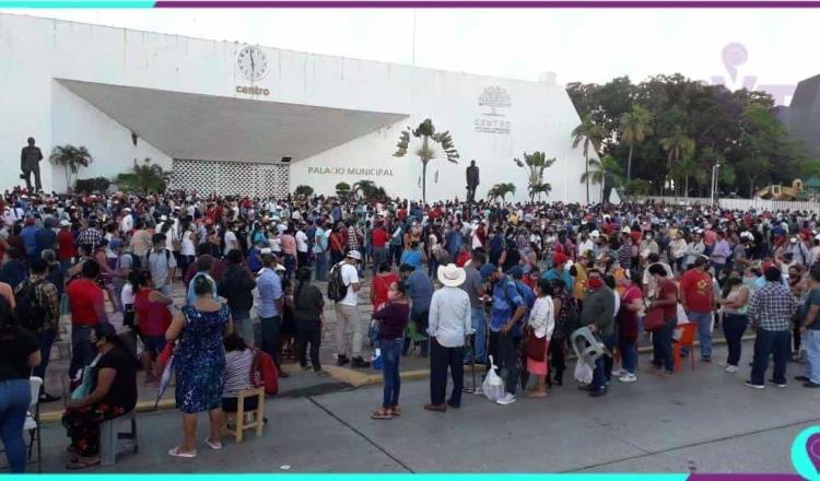 Habitantes de Nacajuca abarrotan inmediaciones del Ayuntamiento de Centro ante pago de afectaciones 