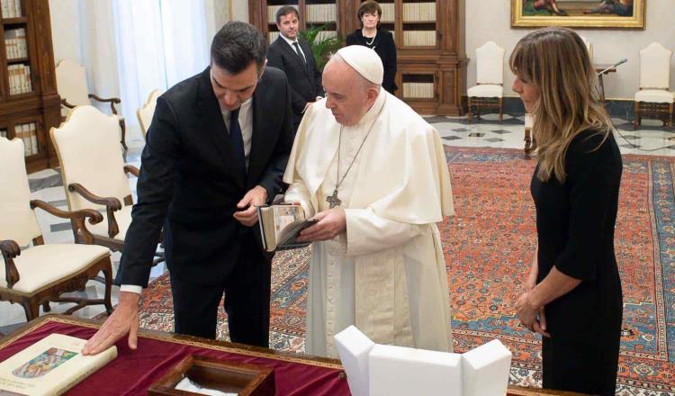 Recibe Papa Francisco a Pedro Sánchez en el Vaticano; ninguno portaba cubrebocas