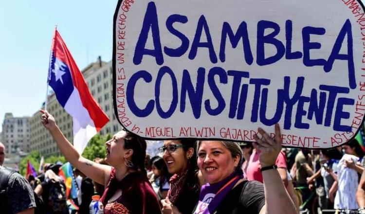 Chilenos aprueban redactar nueva Constitución