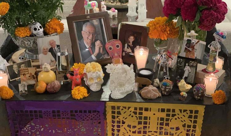 Embajador de EU en México presume ofrenda de muertos 2020; lamenta que este año puso una foto nueva en el altar… la de su suegra
