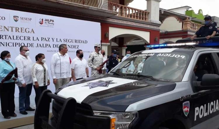 En Jalpa de Méndez se recibió una “administración desastrosa”, señala AALH, durante entrega de nuevas patrullas