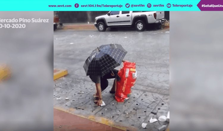 Comerciantes de alrededores del Pino Suárez levantan basura arrastrada por las lluvias