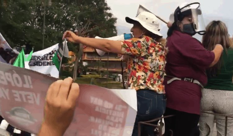Integrantes de FRENAAA se manifiestan contra AMLO en evento de Cuernavaca