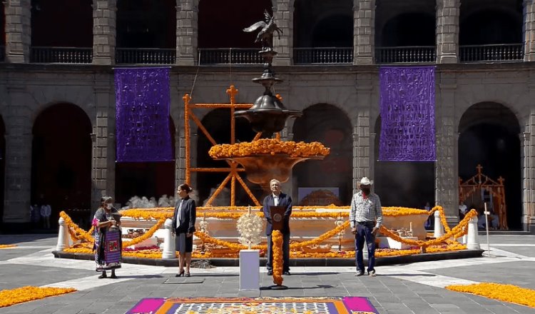 Inaugura Obrador ofrenda en honor a víctimas de COVID-19 por Día de Muertos 