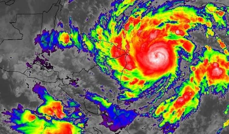 Se convierte Eta en huracán categoría 2