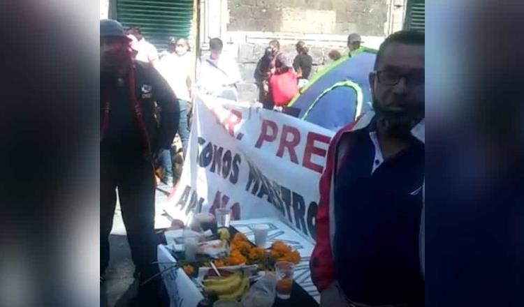 Maestros de Tabasco anuncian huelga de hambre afuera de Palacio Nacional