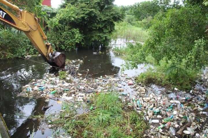 Usan maquinaria pesada para retirar basura en afluente en colonia Centro de Nacajuca