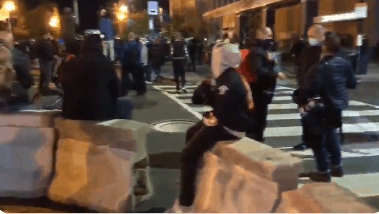 Se concentran en la Black Lives Matter Plaza en Washington a la espera de resultados. 