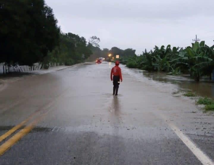 Sigue cerrado el paso a vehículos pequeños en la Villahermosa- Teapa