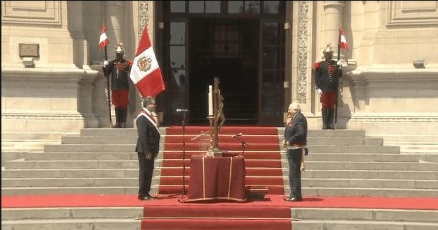 Nuevo presidente de Perú designa a gabinete en medio de protestas por cambio de gobierno 