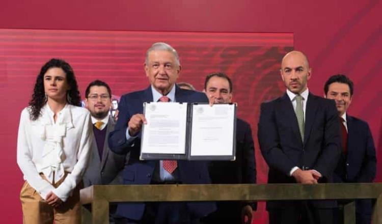 Firma López Obrador iniciativa de ley para ‘poner orden’ en el outsourcing