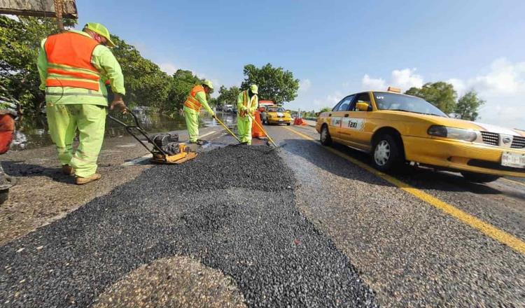 Bachean carretera Villahermosa-Teapa, tras afectación en la zona de la Majahua