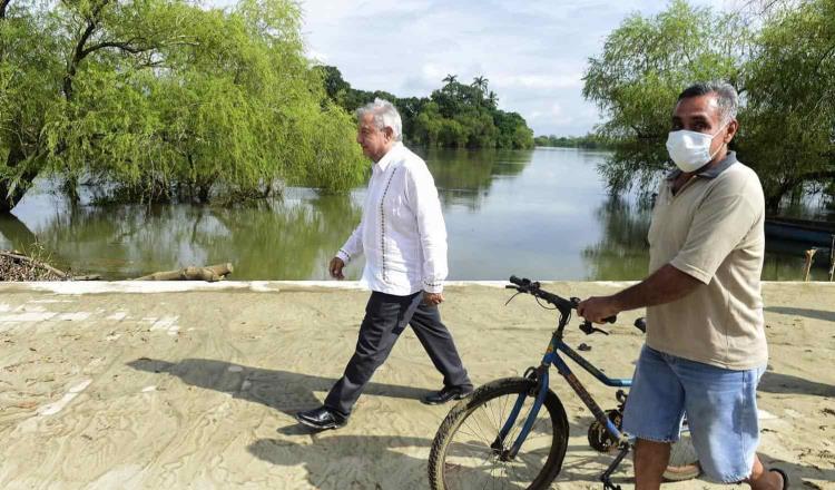 Regresa presidente a su natal Tepetitán, Macuspana, que es afectada por las inundaciones 