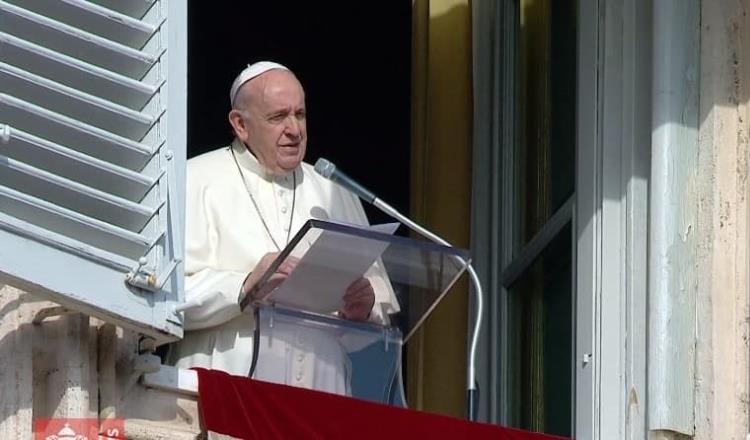 Reza Papa Francisco por víctimas del incendio en hospital de Rumanía y del tifón en Filipinas