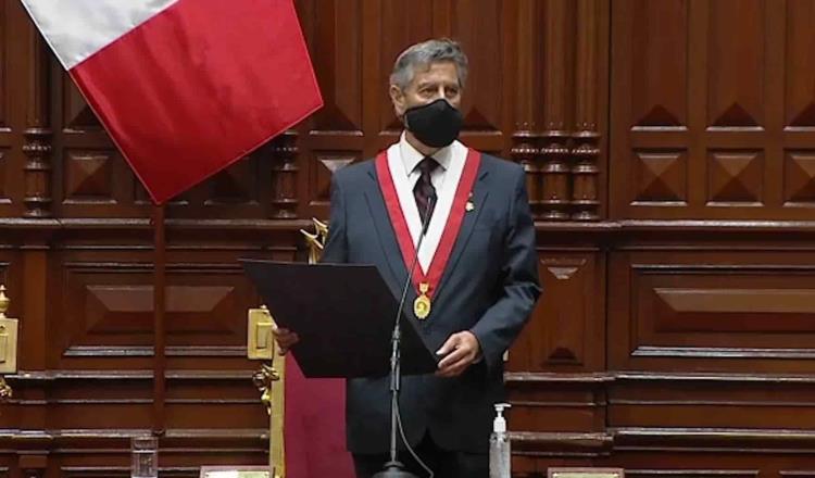 Francisco Rafael Sagasti, rinde protesta como nuevo presidente de Perú