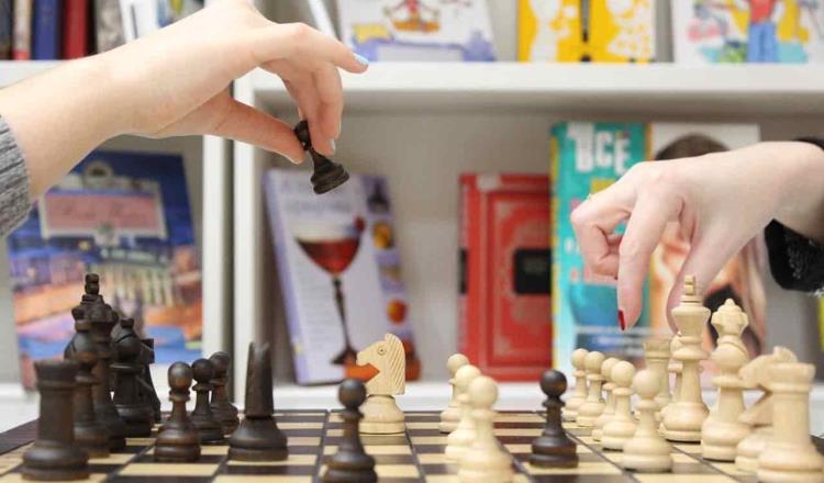 ¿Sabías que jugar ajedrez nos aporta muchos beneficios?
