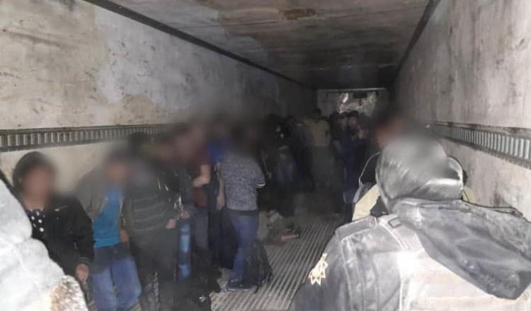 Rescata el INM a migrantes que viajaban hacinados en dos unidades pesadas, en Nuevo León y Veracruz