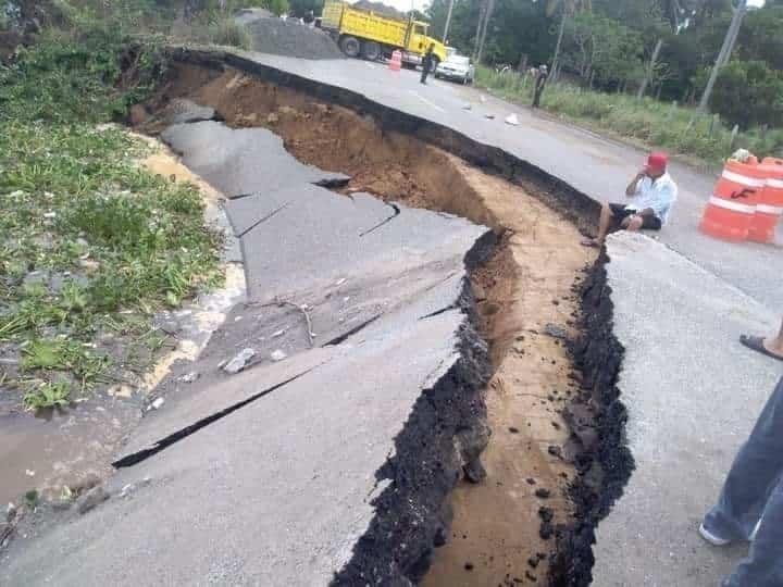 Se deslava carretera Aquiles Serdán-Jalapita en Paraíso