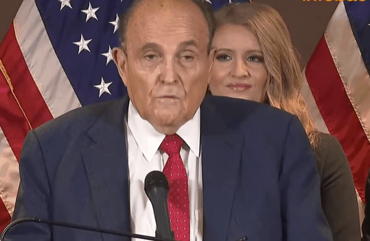 Rudy Giuliani, abogado de Donald Trump, suda el “tinte” durante conferencia de prensa 