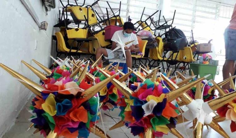 Damnificados de Gaviotas se organizan para hacer y vender piñatas