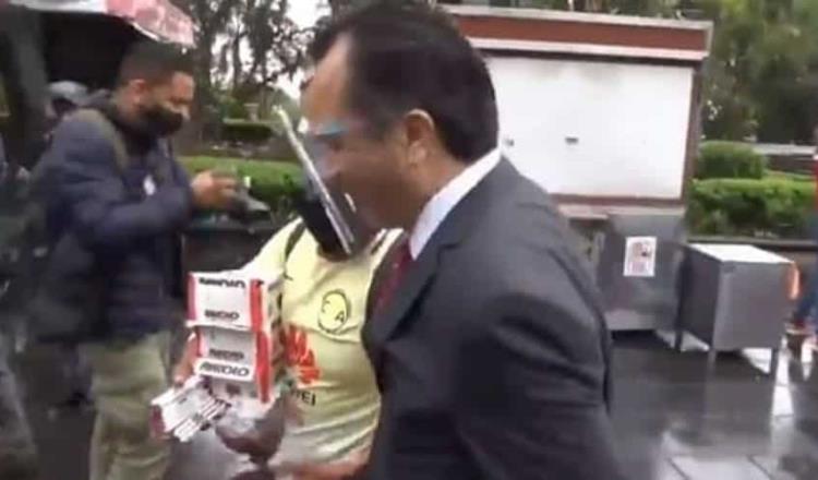 Senador critica a gobernador de Veracruz por negarse a comprar dulces a vendedor