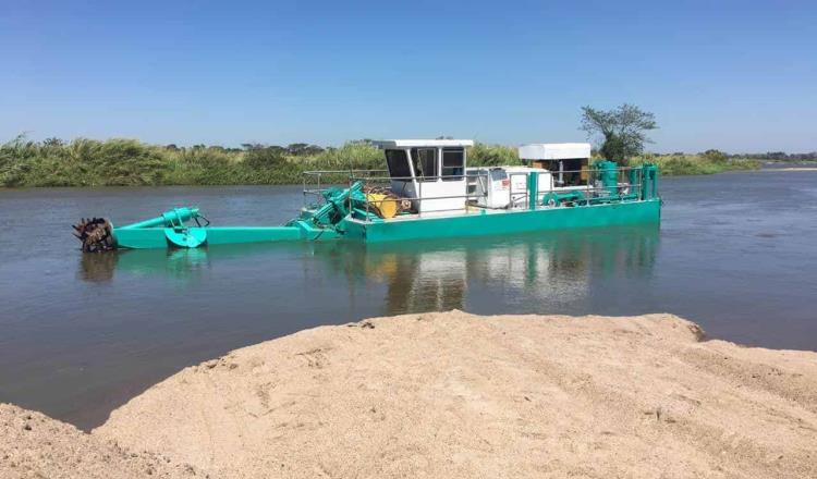 Estima Gobierno que en un mes y medio las 6 dragas marinas estén desazolvando ríos en Tabasco