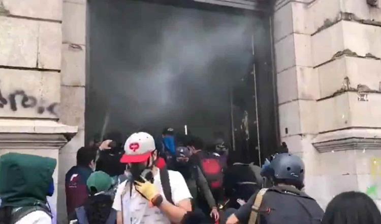 Toman Congreso de Guatemala y le prenden fuego durante manifestación 