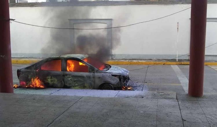 Se quema vehículo del Ayuntamiento de Centla tras caerle cable de alta tensión