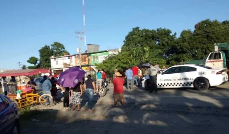 Pobladores bloquean la vía Cárdenas-Comalcalco; exigen reubicar el drenaje que los inunda de aguas negras