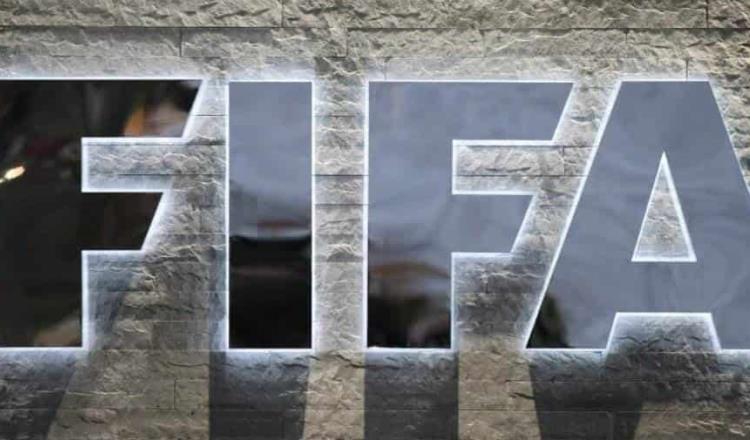 FIFA multa y suspende a presidente de Confederación Africana