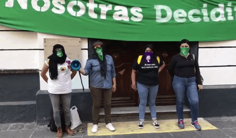 Feministas toman Congreso de Puebla para exigir la despenalización del aborto